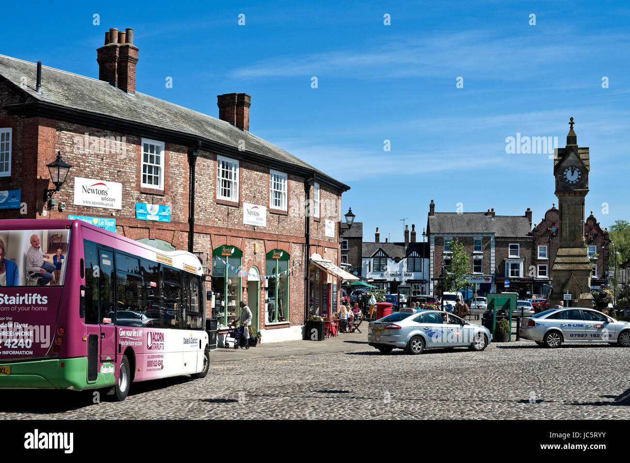 Lokaler Bus Taxistand und Geschäfte auf Marktplatz im Frühjahr Thirsk North Yorkshire England Großbritannien Großbritannien Großbritannien Großbritannien Großbritannien Großbritannien Großbritannien Großbritannien Großbritannien Großbritannien Großbritannien Großbritannien Großbritannien Großbritannien Stockfoto