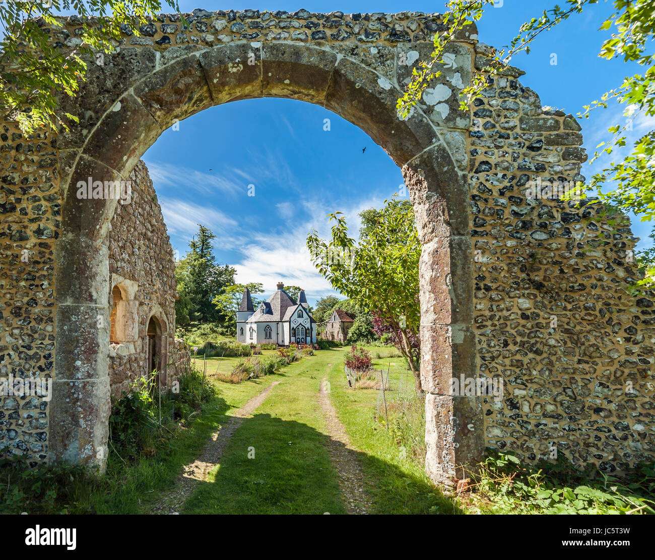 Die Vogelhaus Torheit ist eine weiß getünchte achteckigen neugotischen Stil Gebäude in Knole Park, Sevenoaks. Stockfoto