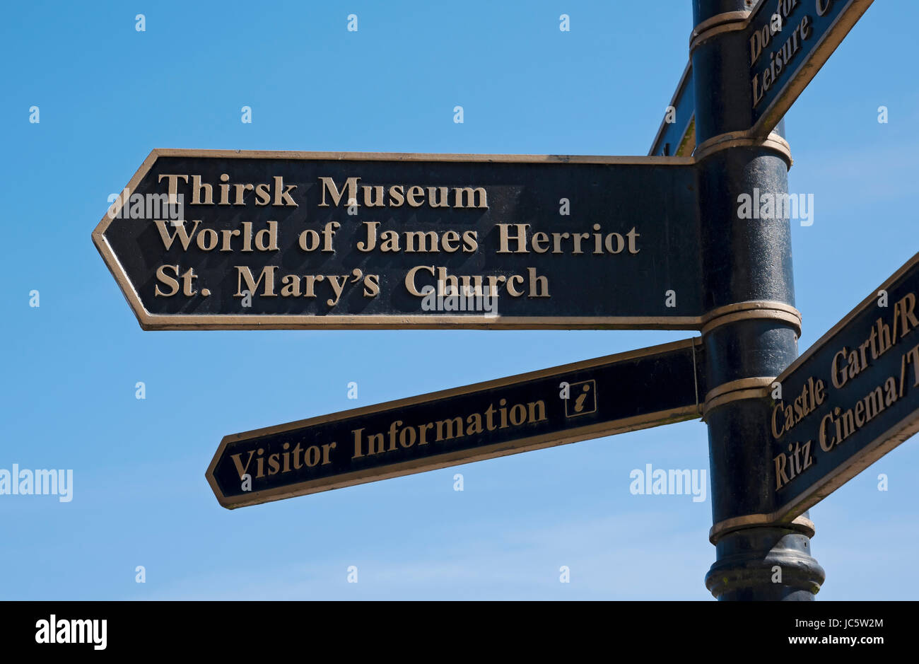 Nahaufnahme der Touristeninformation Wegweiser Marktplatz Thirsk North Yorkshire England Großbritannien GB Großbritannien Stockfoto