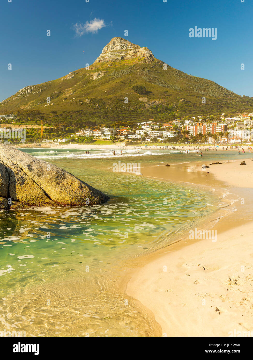 CAMPS BAY, Südafrika - 5. Oktober 2015: nicht identifizierte Personen auf Camps Bay beach in Kapstadt, Südafrika, mit Signal Hill im Blick. Stockfoto