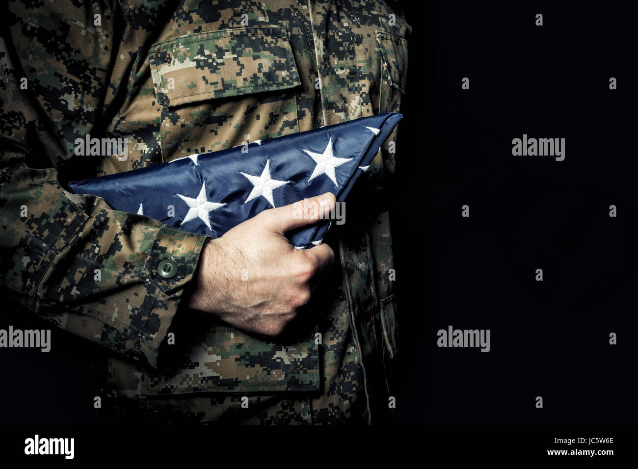 amerikanische Armee Soldat mit Flagge Klappe alten Glanz Stockfoto