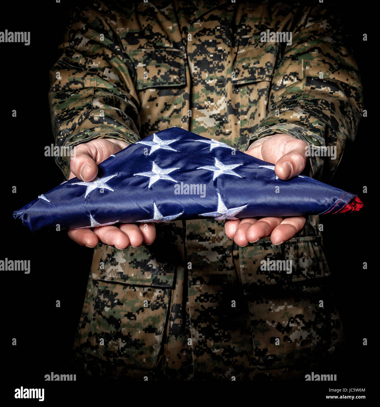 amerikanische Armee Soldat mit Flagge Klappe alten Glanz Stockfoto