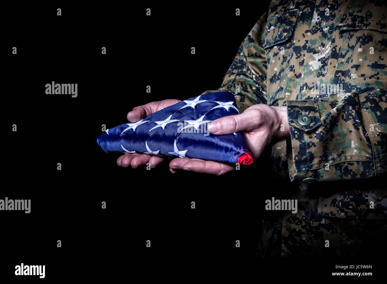 amerikanische Armee Soldat mit Flagge Klappe alten Glanz Stockfoto