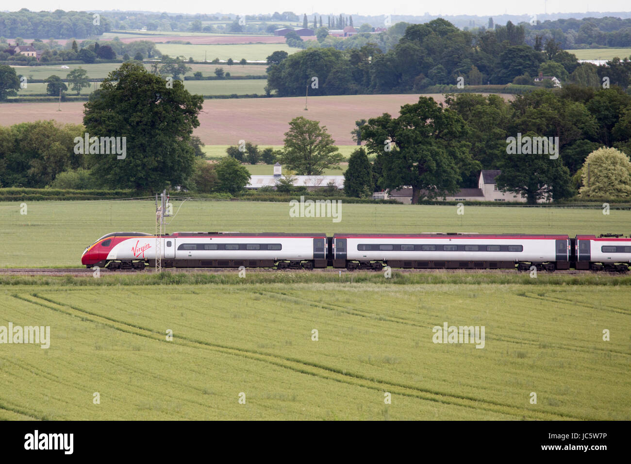Eine Jungfrau High Speed Train vorbei durch die Landschaft in der Nähe von North Warwickshire Grendon Stockfoto