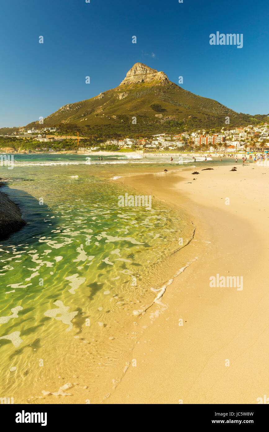 CAMPS BAY, Südafrika - 5. Oktober 2015: nicht identifizierte Personen auf Camps Bay beach in Kapstadt, Südafrika, mit Signal Hill im Blick. Stockfoto