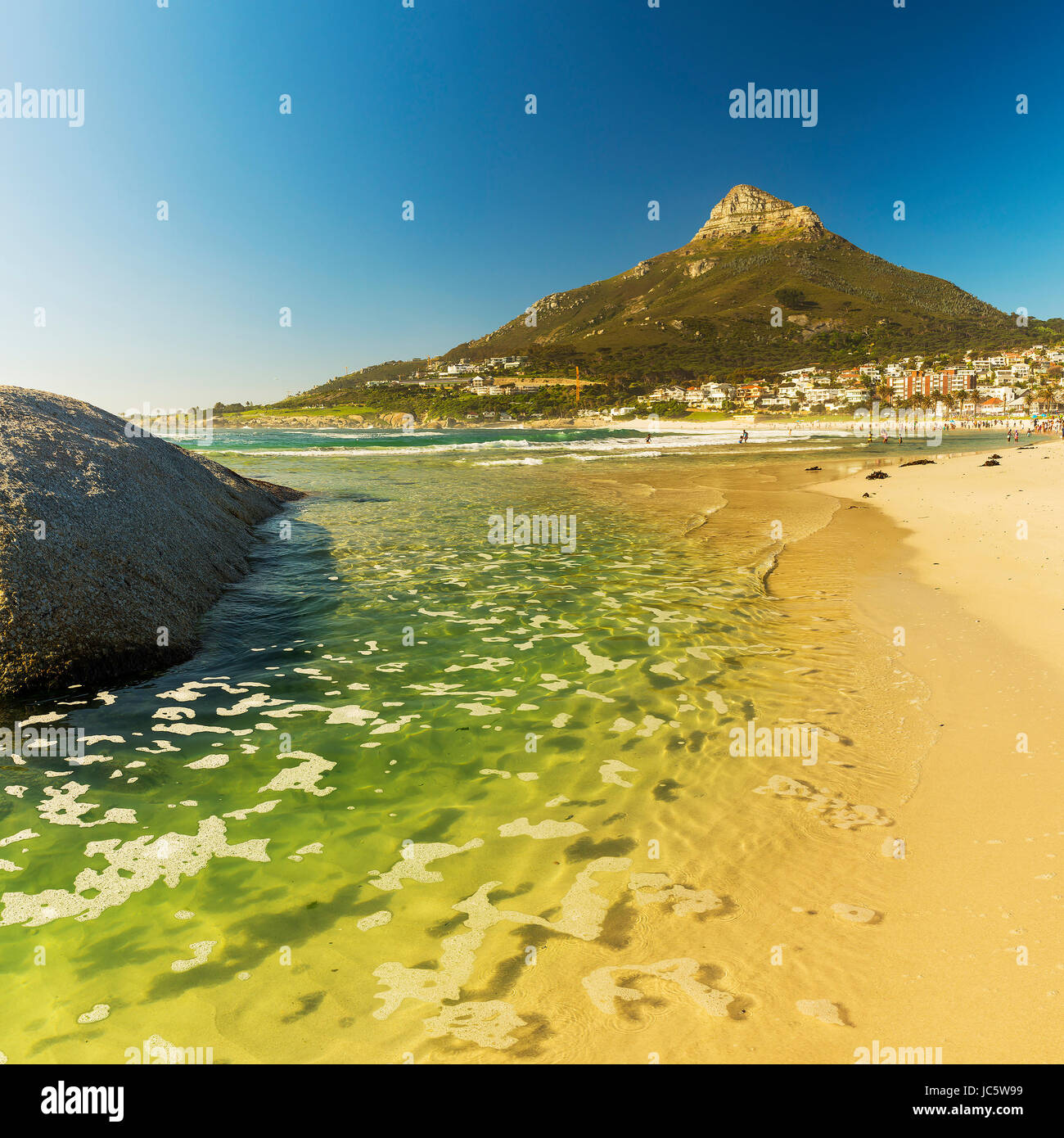 CAMPS BAY, Südafrika - 5. Oktober 2015: nicht identifizierte Personen auf Camps Bay beach in Kapstadt, Südafrika, mit Lion es Head Peak hinter. Stockfoto