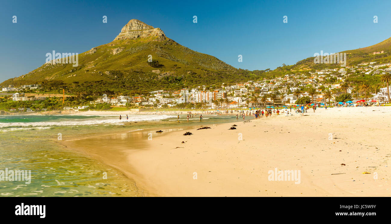 CAMPS BAY, Südafrika - 5. Oktober 2015: nicht identifizierte Personen auf Camps Bay beach in Kapstadt, Südafrika, mit Lion es Head Peak hinter. Stockfoto