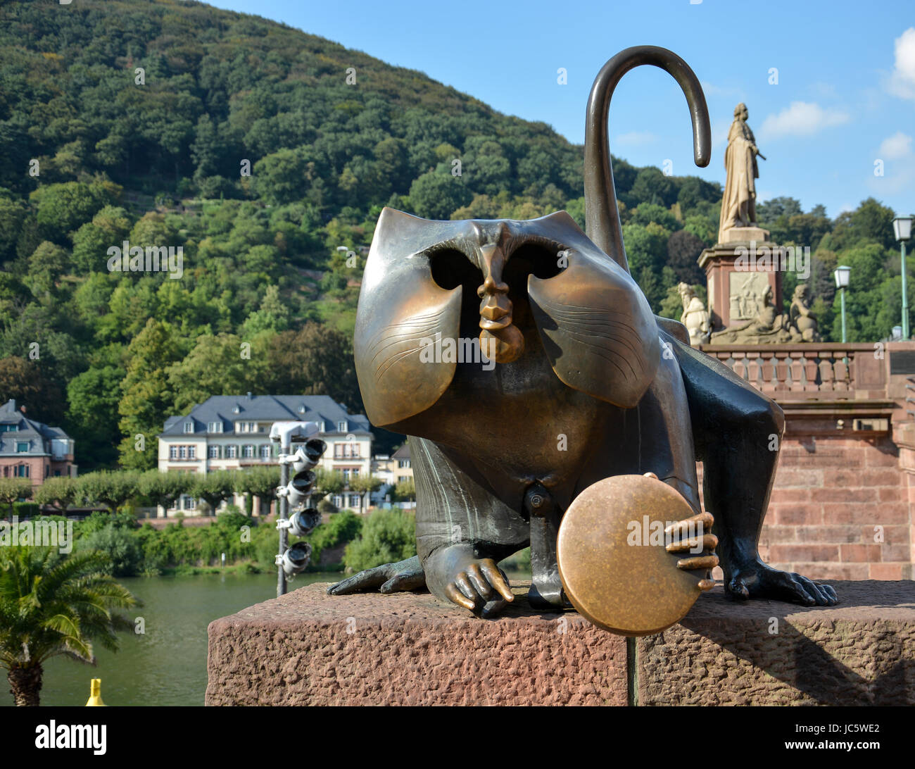 Metall-Monky-Statue am Fluss und Brücke in Heidelberg in der Sonne Stockfoto