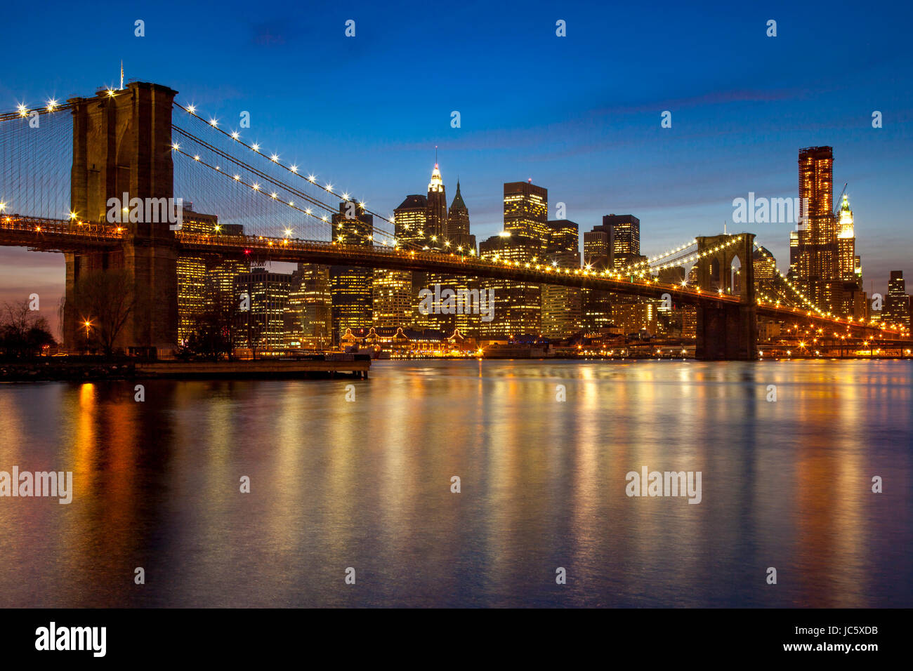 Dämmerung über der Skyline von New York City und dem East River gesehen aus Brooklyn, New York, USA Stockfoto