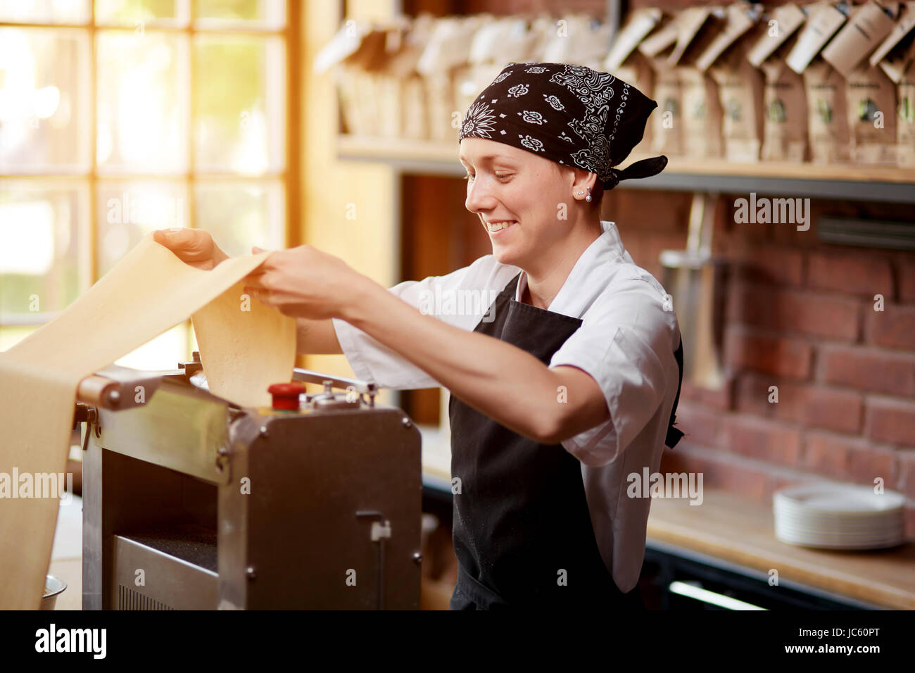 Lächelnde Mitarbeiter kochen Pasta im restaurant Stockfoto