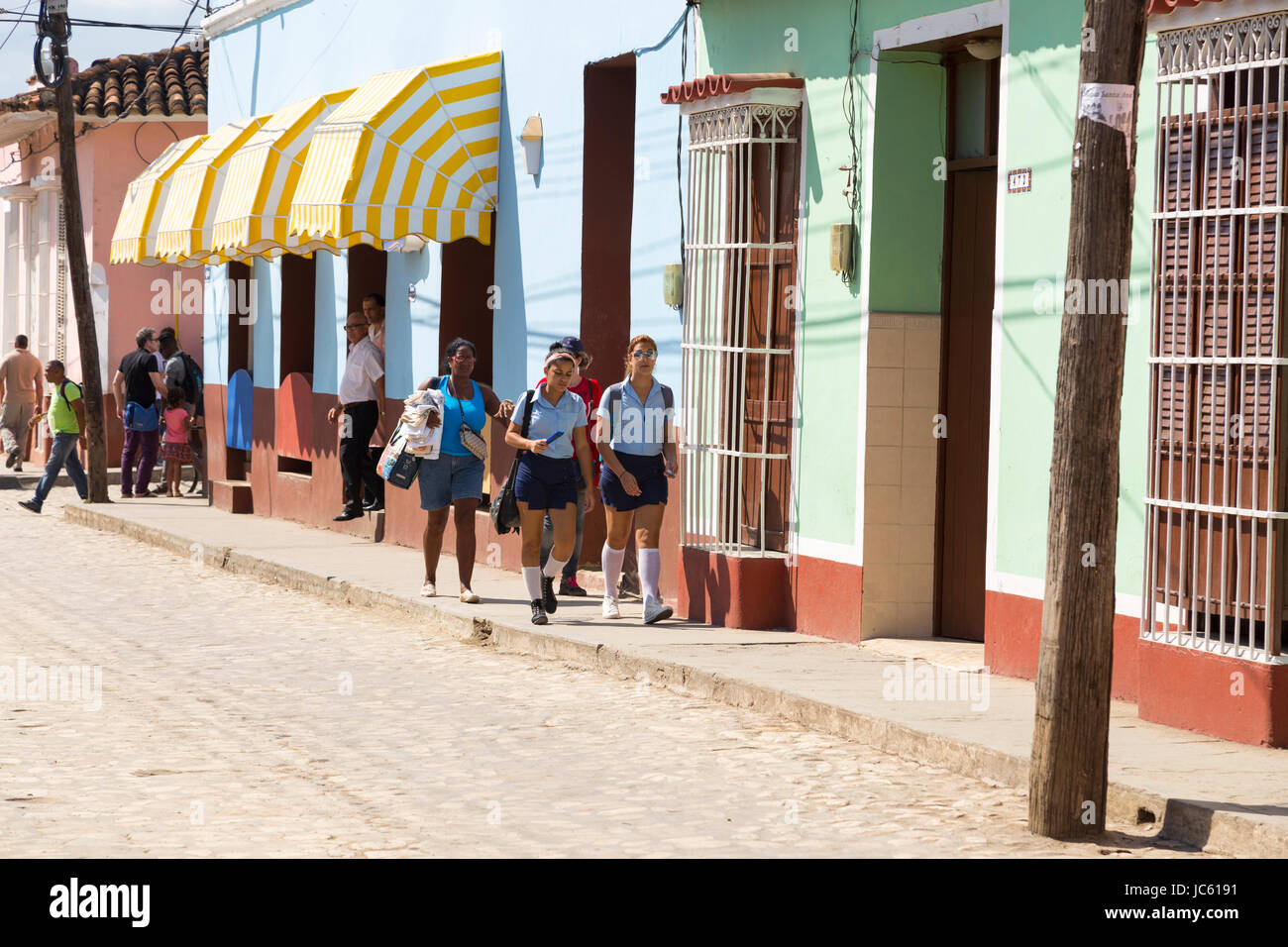 Kubanische Schülerinnen zu Fuß auf der Straße von Trinidad, Kuba Stockfoto