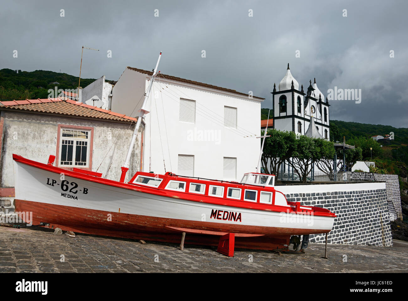 Boot und Parish church, Calheta de Nesquim, Pico, Azoren, Portugal / Sao Sebastiao | Boot und Kirche im Hafen Calheta de Nesquim, Pico, der Azoren Stockfoto