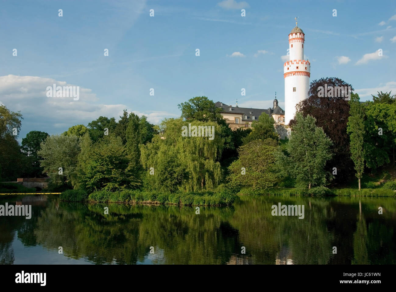 Deutschland, Hessen, Bad Homburg, Schloss, Schloss Bad Homburg mit Bergfried, weißer Turm, Schloßteich, Parken, Deutschland, Schloss, Schloss Bad Homburg Mit Stockfoto