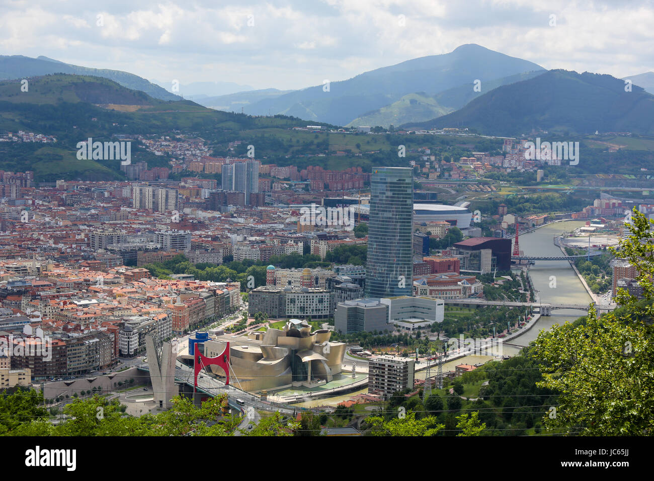 BILBAO, Spanien - 10. Juli 2014: Panorama auf das Zentrum von Bilbao, Baskenland, Spanien, mit dem berühmten Guggenheim Museum Bilbao am Fluss Nervion. Stockfoto