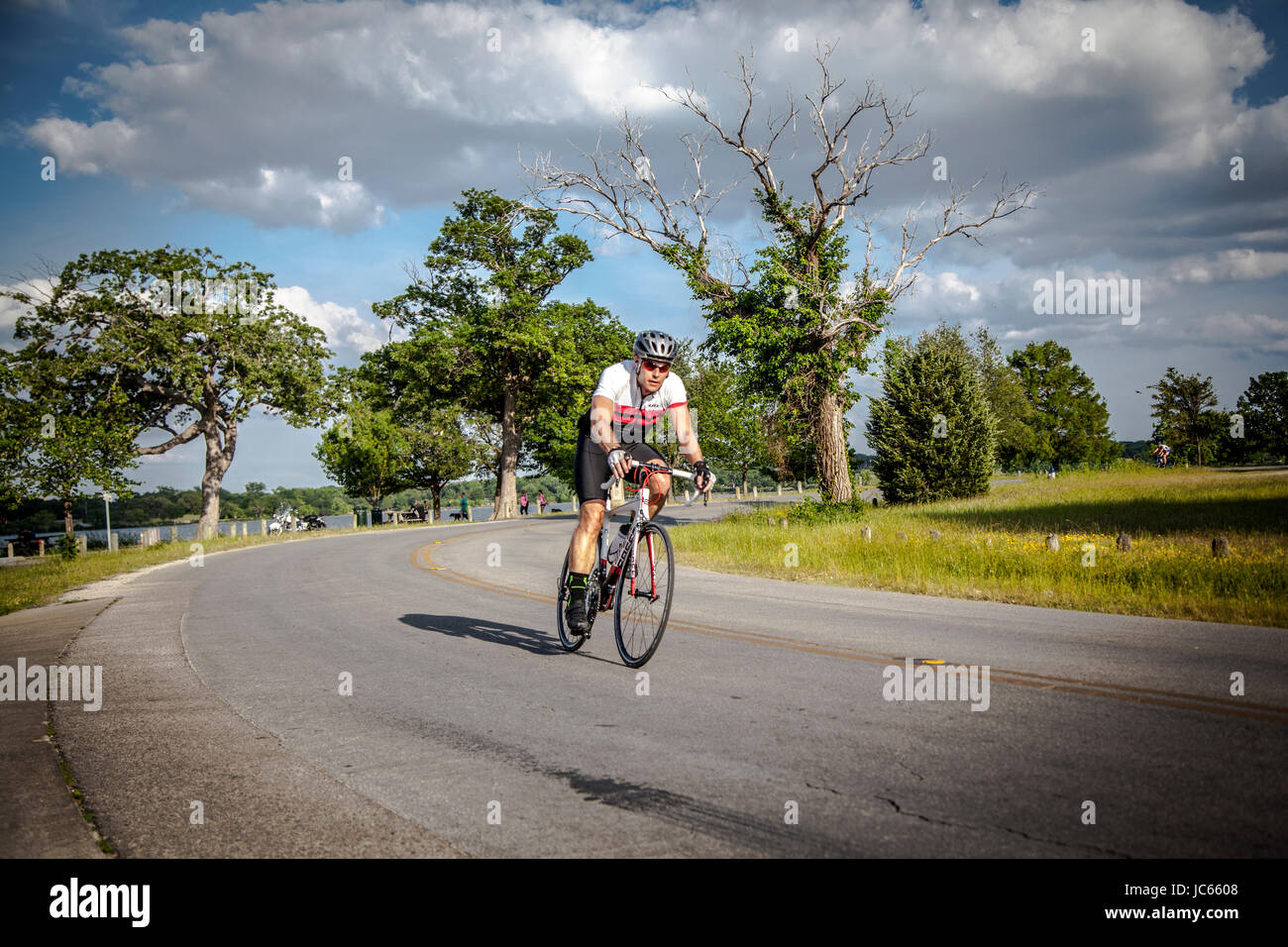 Outdoor-Sport, Menschen fahren Fahrrad in White Rock Lake, Dallas, Tx. Stockfoto