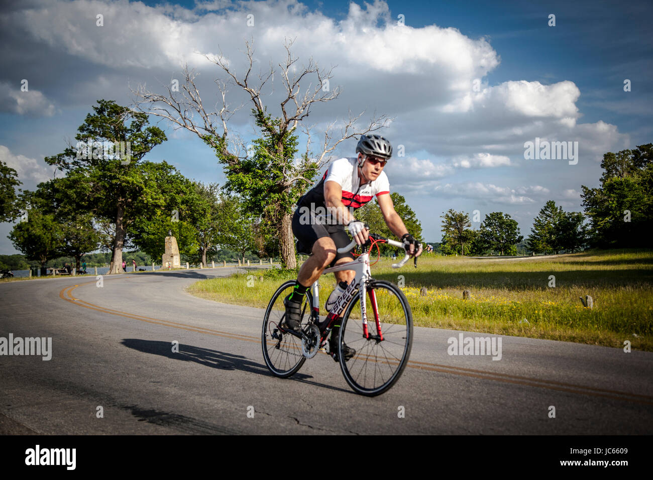 Outdoor-Sport, Menschen fahren Fahrrad in White Rock Lake, Dallas, Tx. Stockfoto