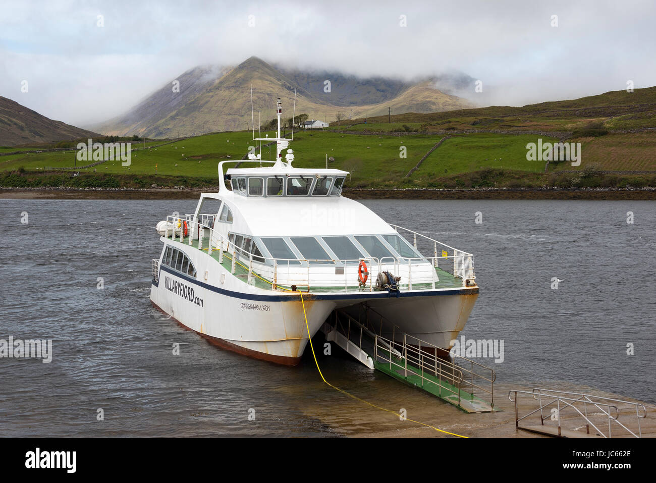 Boot, Killary Harbour, Fjord, Irland, Großbritannien, Katamaran, Boot, Fjord, Irland, Grossbritannien, Katamaran Stockfoto