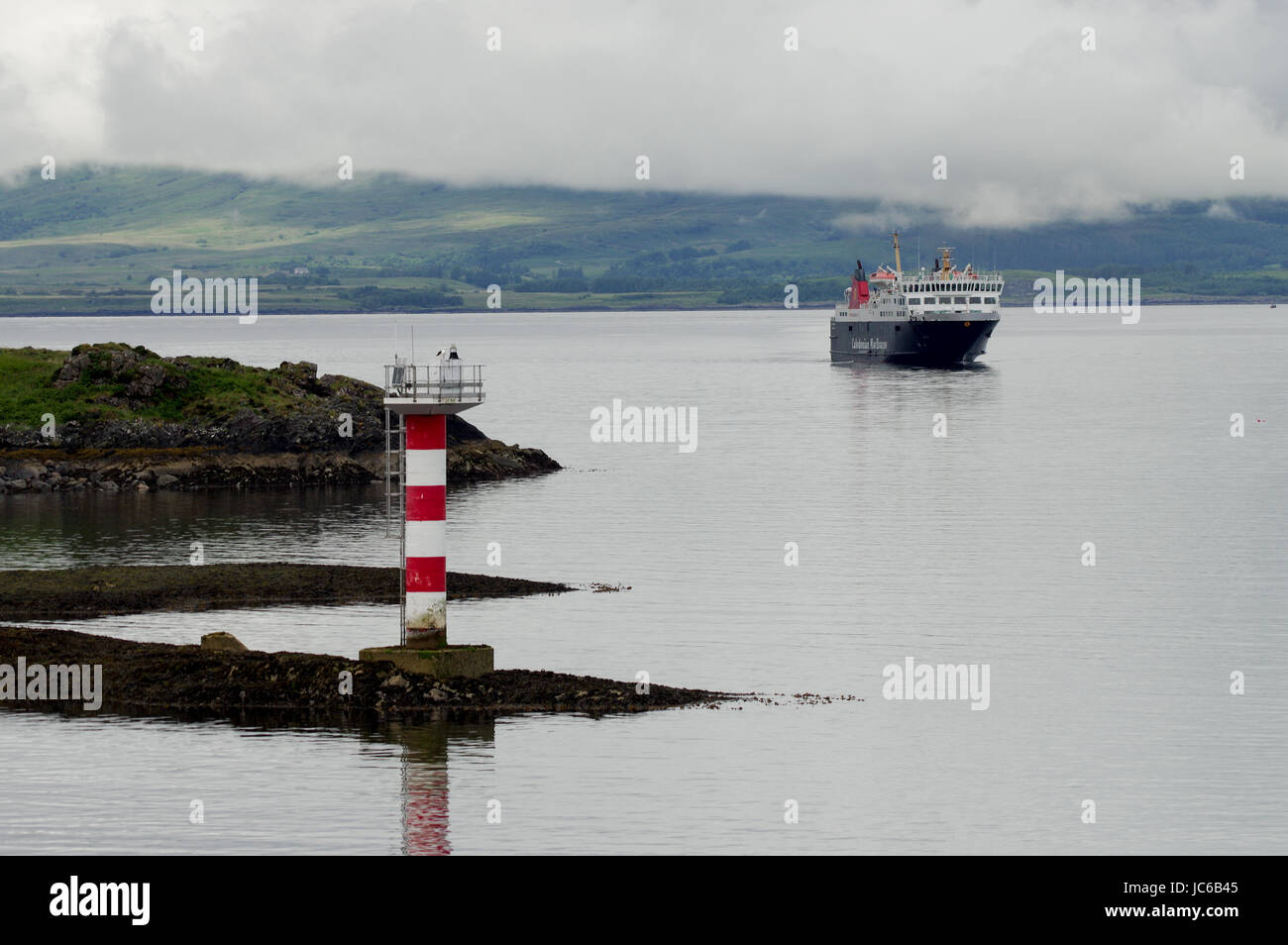 CalMac nähert sich der Hafen von Oban, Schottland Stockfoto
