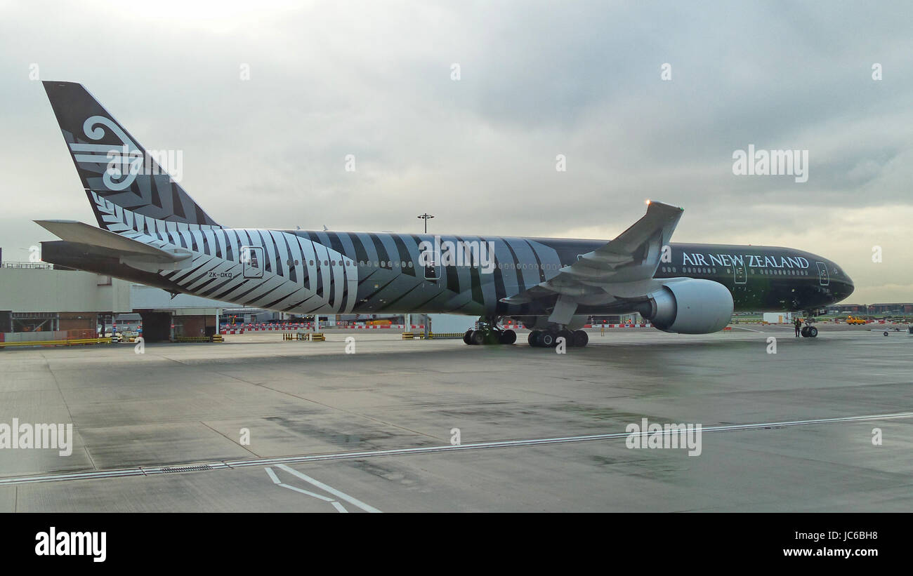 Air New Zealand Boeing 777-300Flugzeuge ZK-Okq in allen schwarzen Farben Abflug vom Flughafen Heathrow Stockfoto