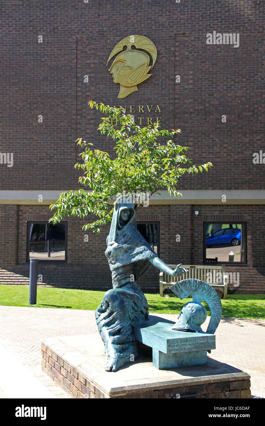 Minerva Skulptur außerhalb der Minerva Theatre, Oaklands Park, Chichester, West Sussex, England, Großbritannien, Vereinigtes Königreich, UK, Europa Stockfoto