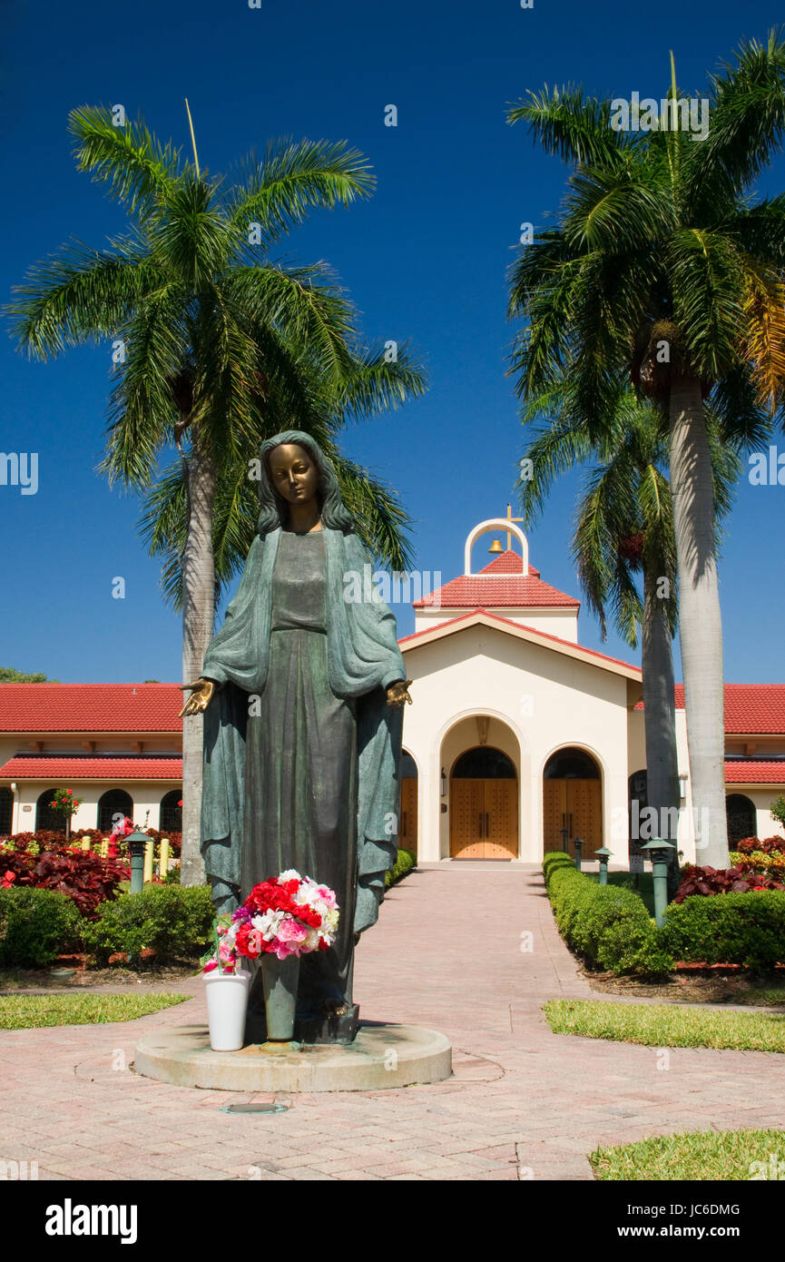 Maria Figur vor einer Kirche in Florida Stockfoto Maria Figur vor einer Kirche in Florida Stockfoto