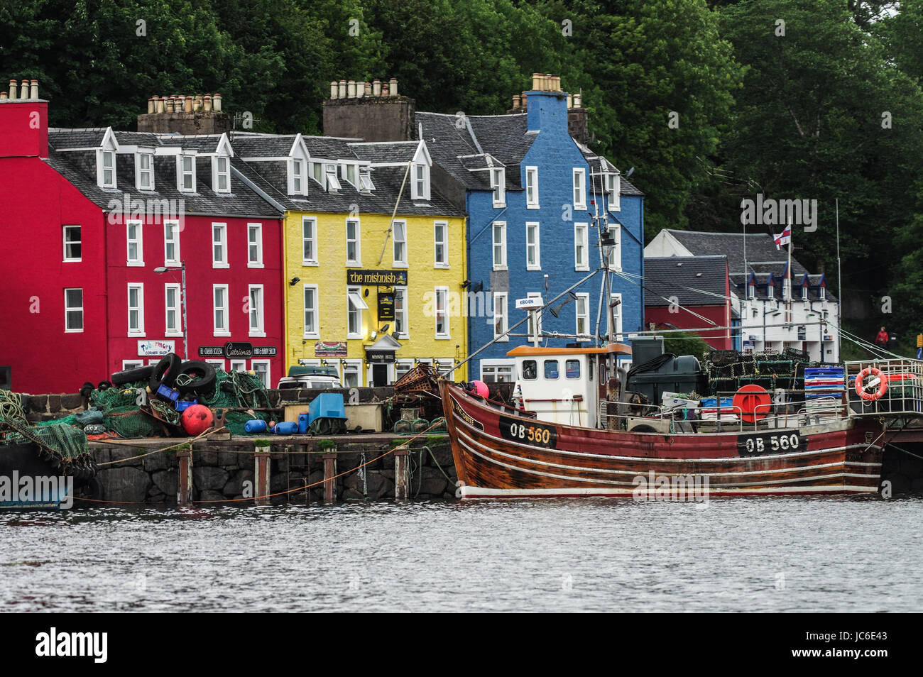 Strandpromenade von Tobermory mit seinen bunten Häusern - Isle of Mull, Schottland Stockfoto