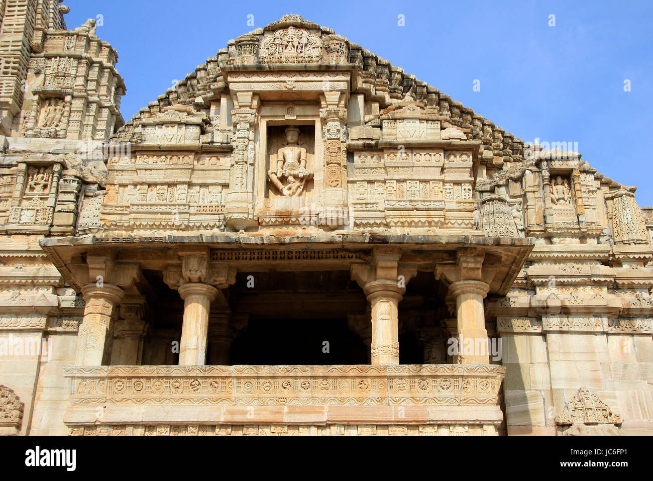 Frontalansicht des Tempel von Lord Krishna-Anhänger Meera in der Nähe von Sieg-Turm, Chittorgarh Fort, Rajasthan, Indien, Asien Stockfoto