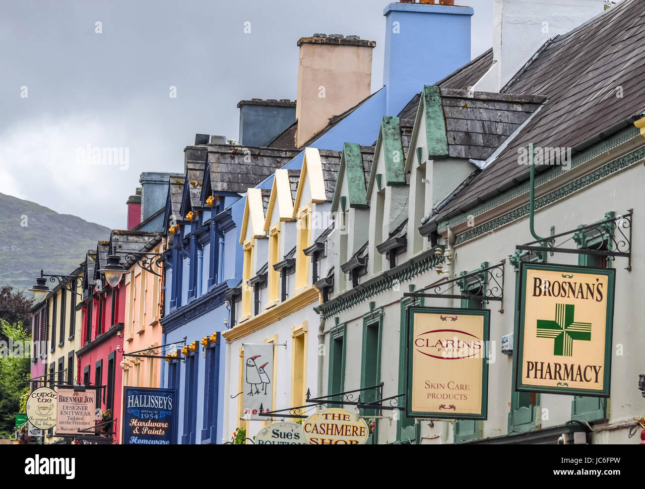 Farbige Häuser-Edelstahlsockel in Kenmare, County Kerry, Irland Stockfoto