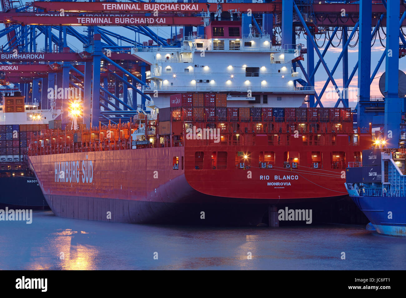 Das Containerschiff Rio Blanco (Hamburg verklagt) wird geladen / entladen der terminal Burchardkai im Tiefwasserhafen Hamburg-Waltershof am 8. August 2014. Stockfoto