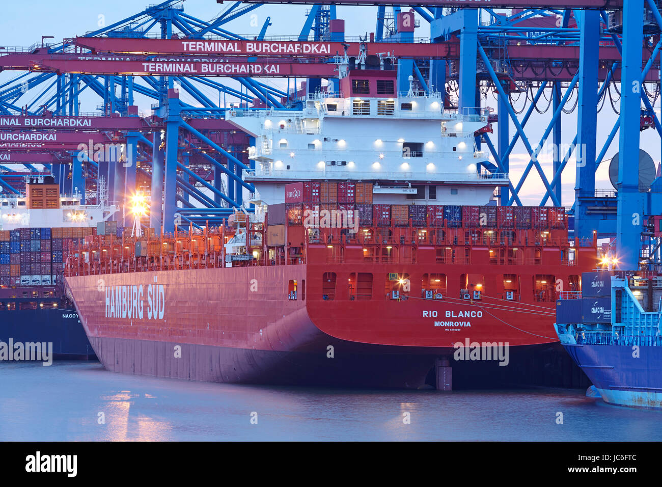 Das Containerschiff Rio Blanco (Hamburg verklagt) wird geladen / entladen der terminal Burchardkai im Tiefwasserhafen Hamburg-Waltershof am 8. August 2014. Stockfoto