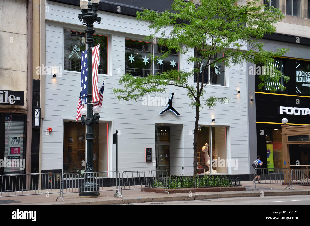 CHICAGO - 29. Mai: The Michael Jordan Store in Chicago am 29. Mai 2016 erscheint hier. Es vertreibt die Marke Nike Jordan und beinhaltet einen Basketball Hälfte-co Stockfoto