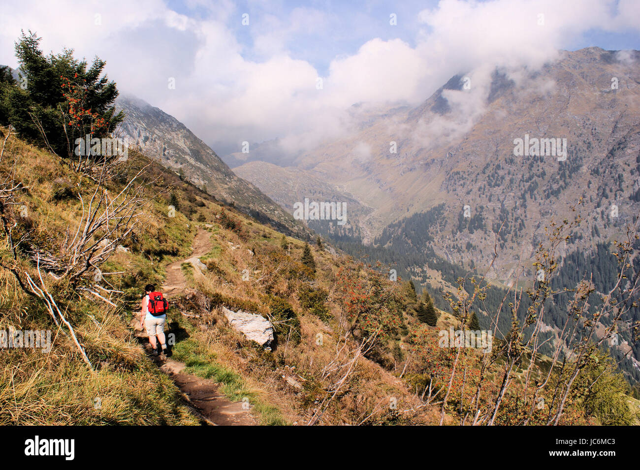 Der "Jägersteig" ist Ein Sehr Schmaler Pfad Hoch Über Dem Spronsertal, Malversuche Zu Den Spronser gesehen Im Naturpark Texelgruppe in Südtirol, Italien, Karge Landschaft, Staelebank Hänge Und Blauer Himmel Mit Weißen Wolken "Jägersteig" ist ein sehr schmaler Pfad hoch über dem Spronsertal, Wanderung zu den Spronser Seen im Naturpark Texel Gruppe in Südtirol, Italien, karge Landschaft, steile Hänge und blauer Himmel mit weißen Wolken Stockfoto