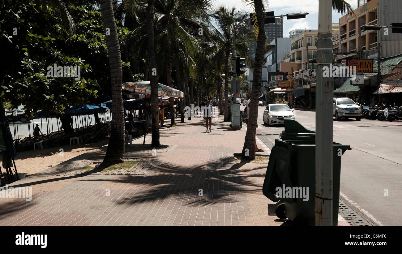 Von Bäumen gesäumten Bürgersteig Boulevard Beach Road Pattaya Chonburi Thailand Stockfoto