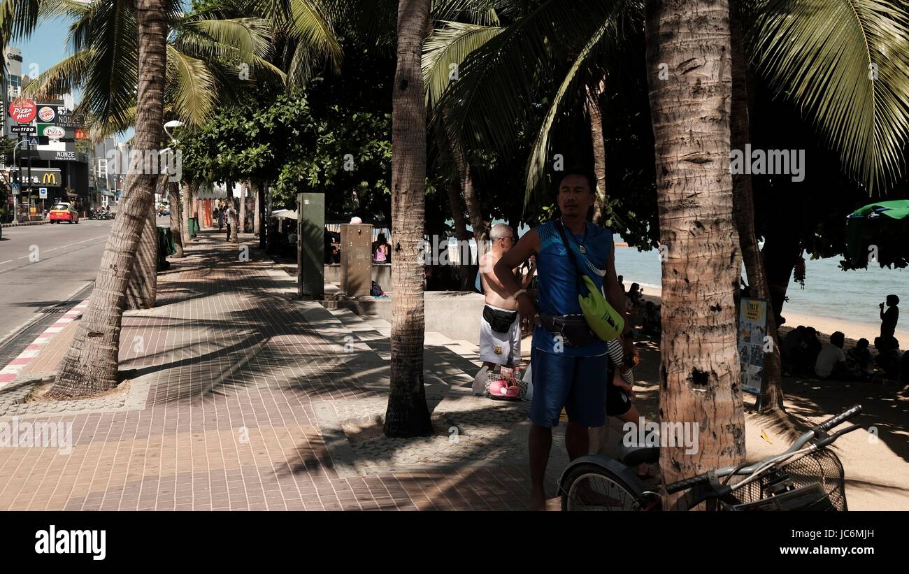 Von Bäumen gesäumten Bürgersteig Boulevard Beach Road Pattaya Chonburi Thailand Stockfoto