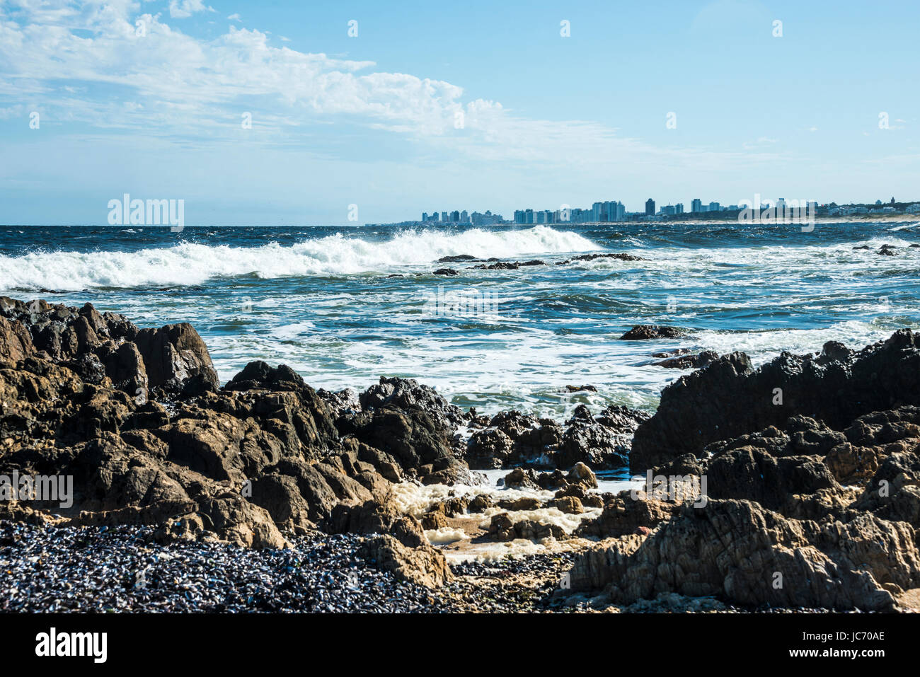 Blick auf die Stadt Punta del Este von La Barra Strand, Uruguay Atlantikküste Stockfoto