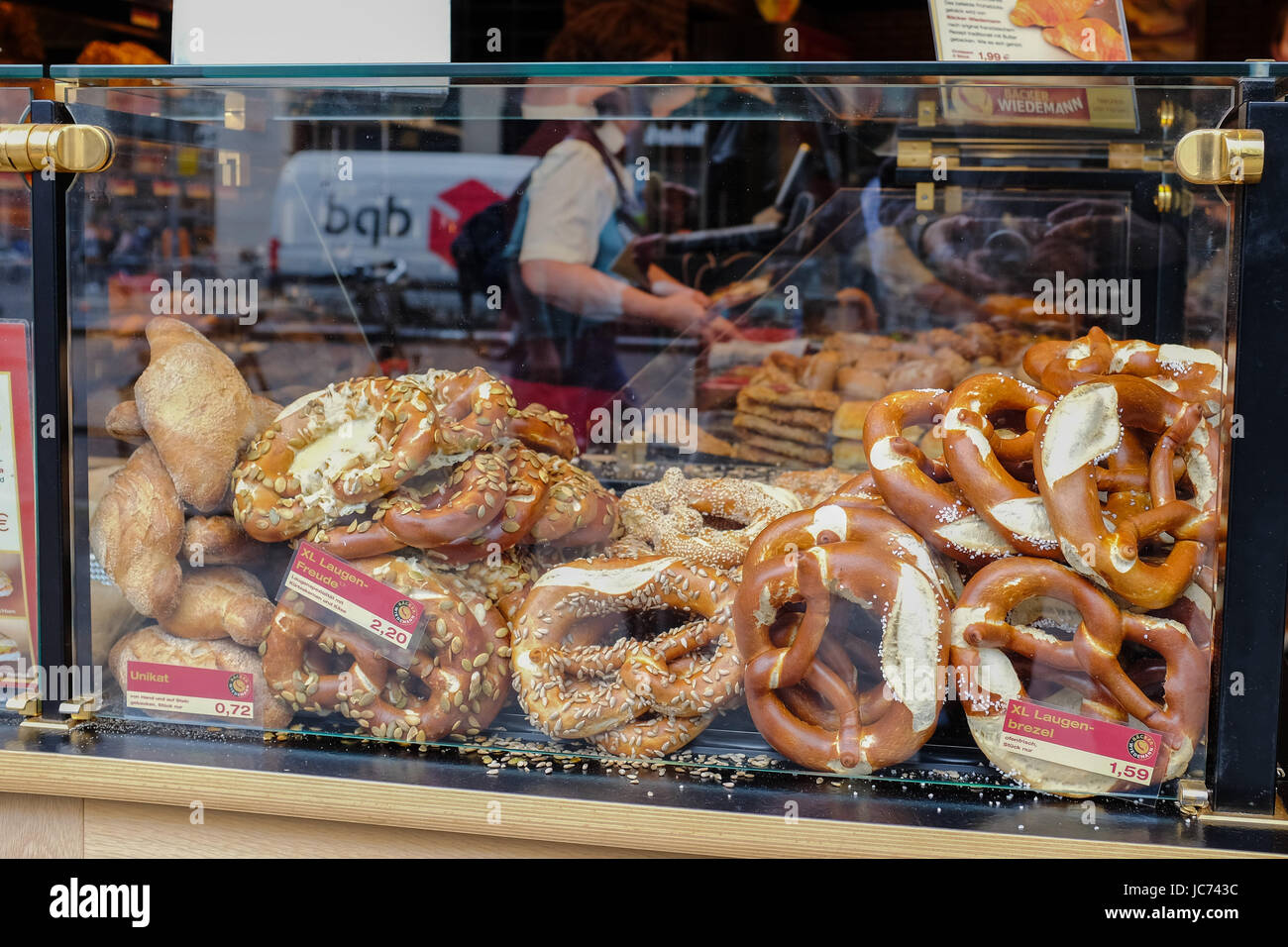 Verschiedene Arten der Brezel zum Verkauf an eine Bäckerei in Berlin, Deutschland. Stockfoto