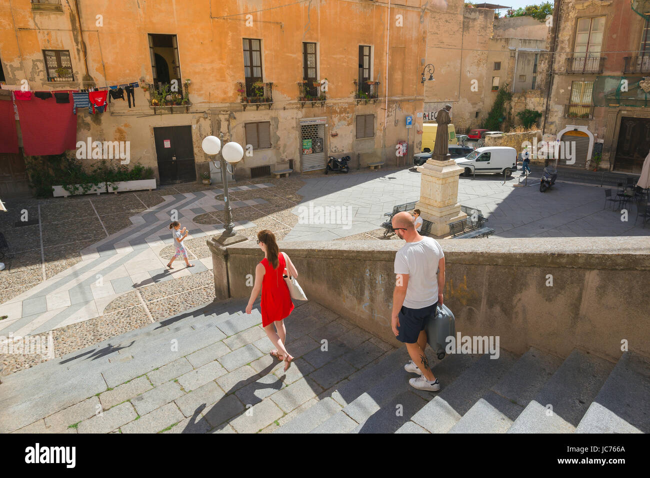 Paar Reisen Italien, ein paar Reisende in Richtung einer kleinen Piazza in der Altstadt von Castello von Cagliari auf Sardinien. Stockfoto