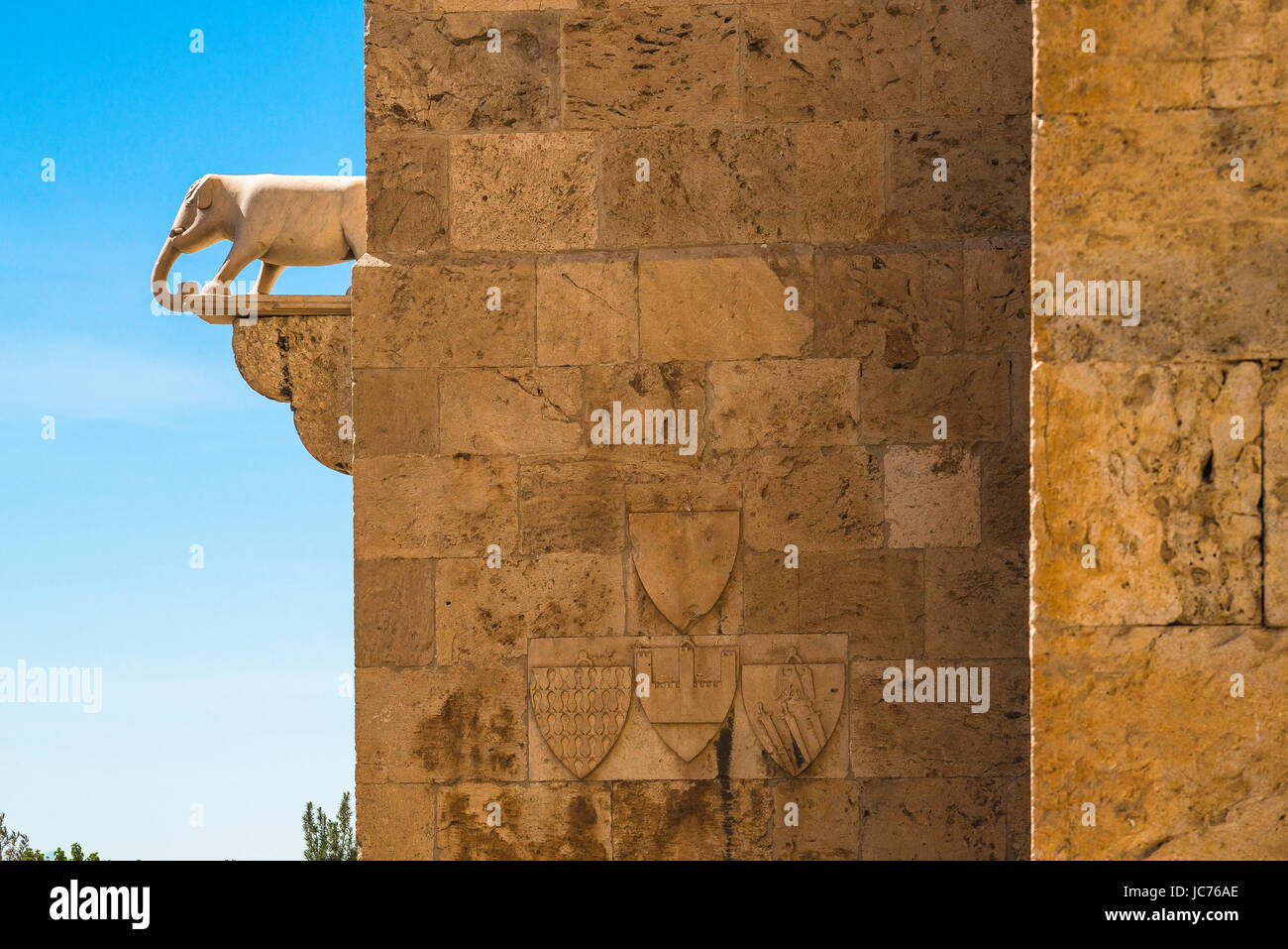 Cagliari Elefant Turm, Detail der Fassade der Torre dell'Elefante im Quartier Castello zeigt ein Stein Elefant, stehend auf einem Corbel. Stockfoto