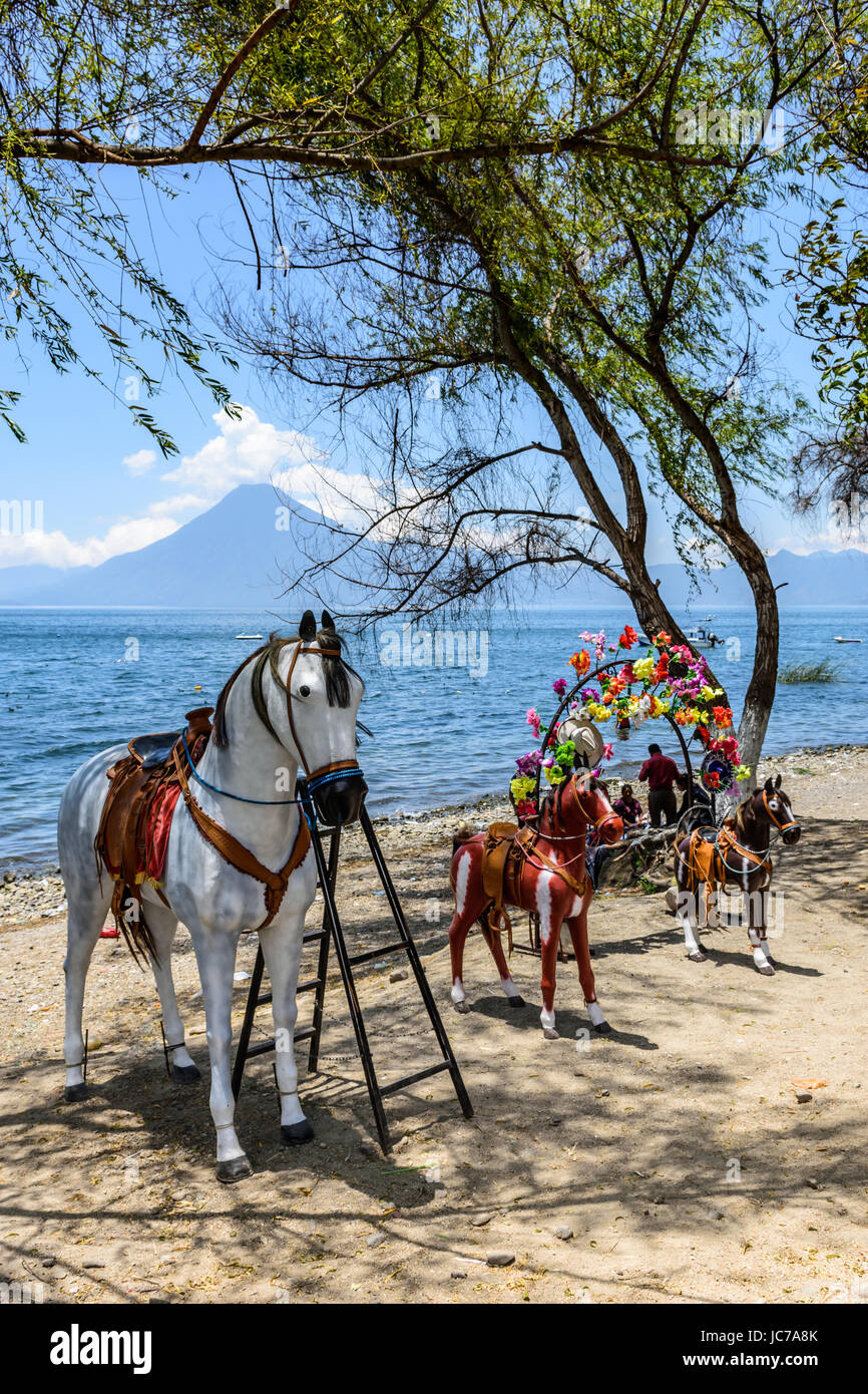 - Atitlan See, Guatemala - April 4, 2016: lokale Familien entspannen Sie sich am Ufer des Lake Atitlan mit Vulkan San Pedro zurück. Stockfoto