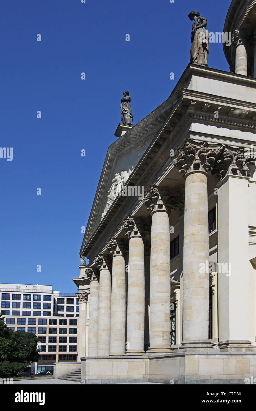 Der Deutsche Dom Vor Einem modernen Bürogebäude Stockfoto