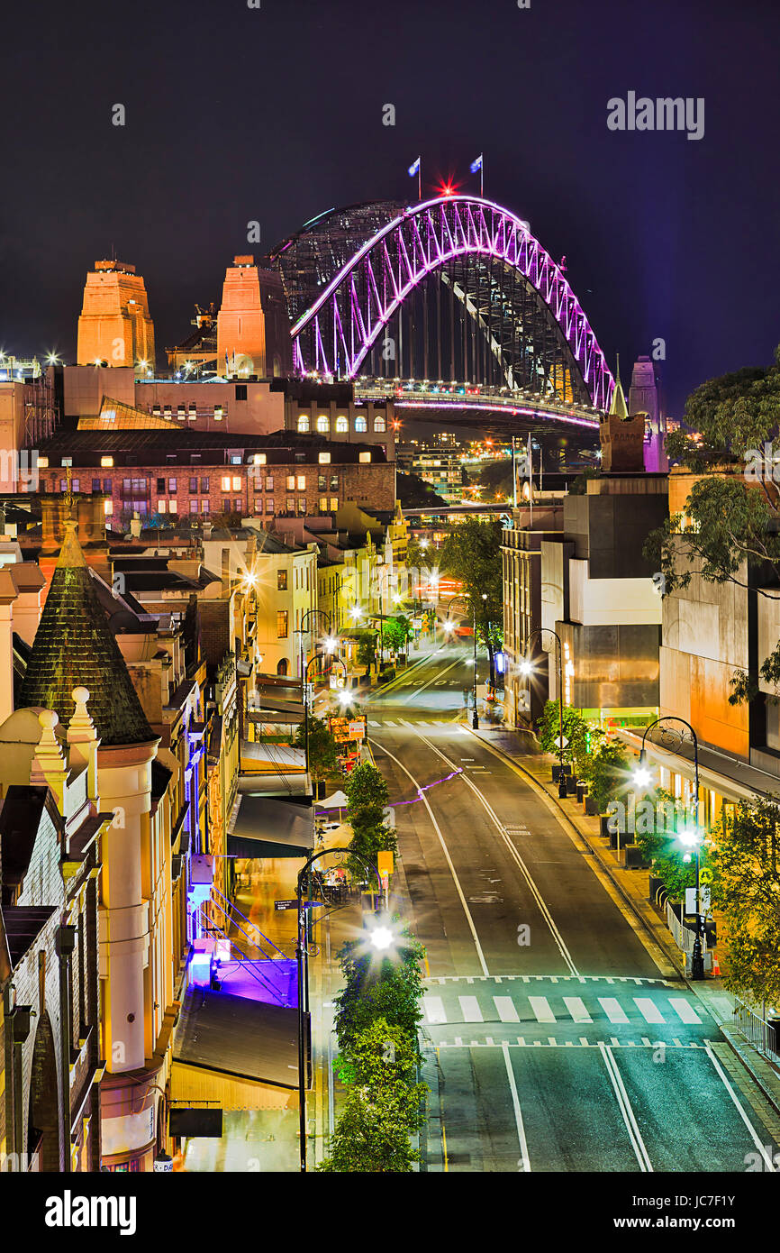 Historischen Vorort von Sydney City - The Rocks, gegen die Sydney Harbour Bridge bei Vivid Sydney-Licht-Show. Beleuchtete Bogen der Brücke dominiert ove Stockfoto