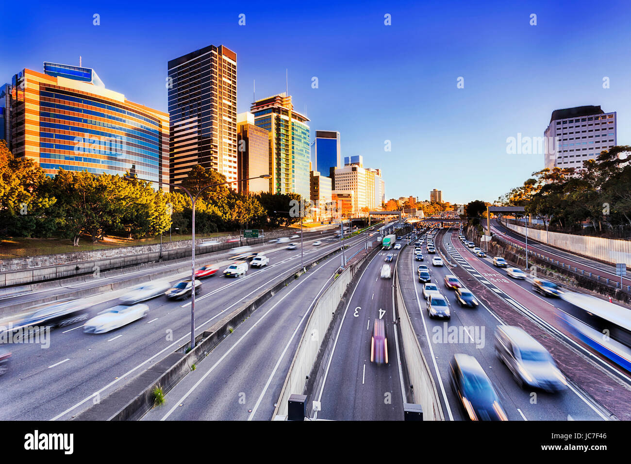 Morgen Verkehr auf Warringah Autobahn Goint Throug North Sydney während der Hauptverkehrszeit zu beschleunigen. Multi-Ende Autobahn mit Bus Fahrspur und Tempolimit fließt Kommunikations- Stockfoto