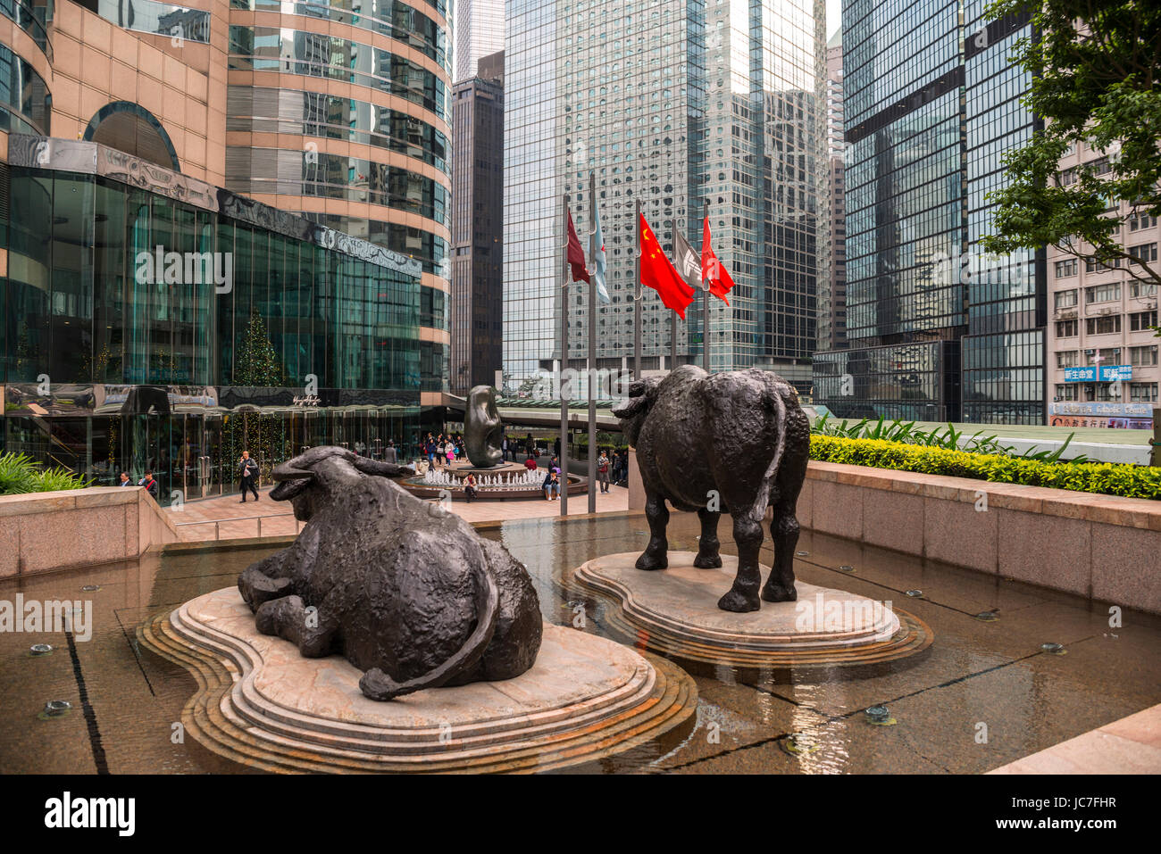 Zwei Büffel Brunnen von Elizabeth Frink und Exchange Square Plaza, Hong Kong Stockfoto