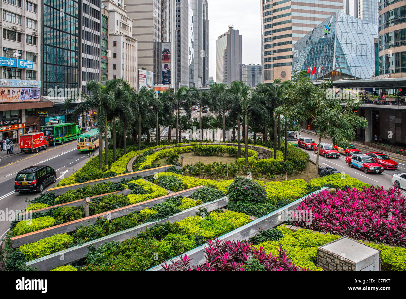 Connaught Road Central mit Garten und Exchange Square Plaza, Hong Kong Stockfoto Connaught Road Central mit Garten und Exchange Square Plaza, Hong Kong Stockfoto