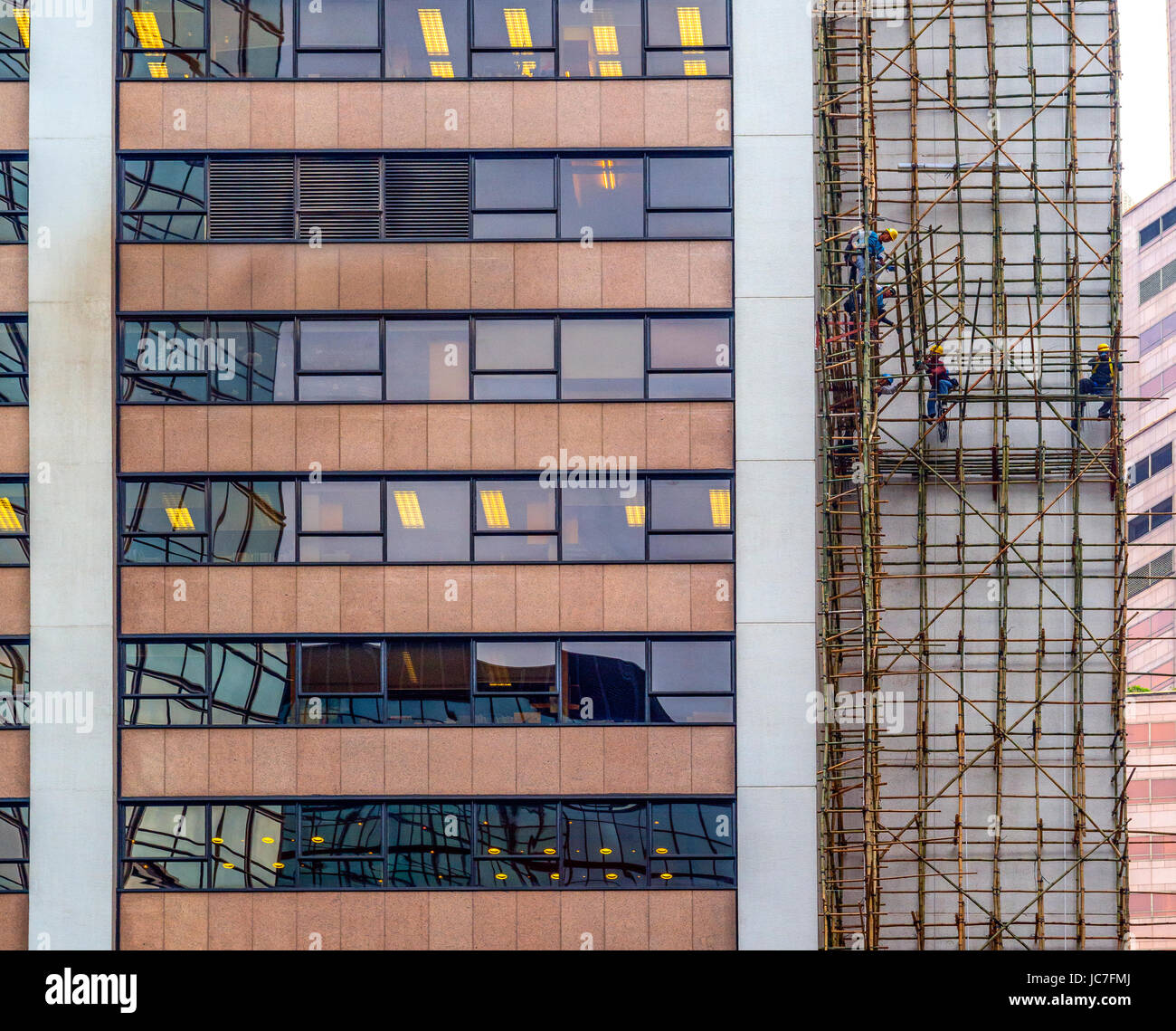 Bambus-Gerst an einem hohen Gebude in Hongkong Stockfotografie - Alamy