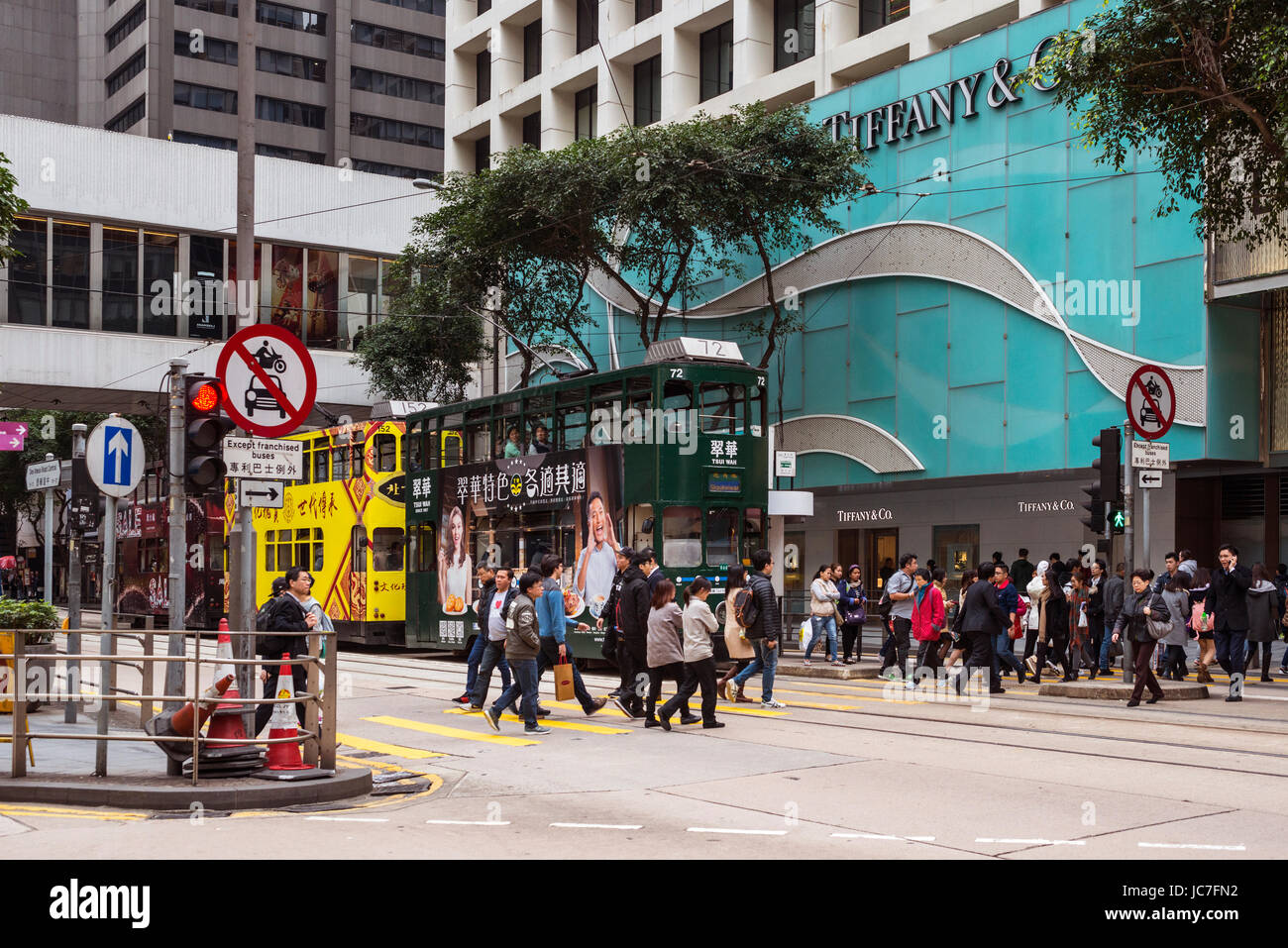 Traditionelle Hong Kong Straßenbahnen und Tiffany Store, Hong Kong Stockfoto