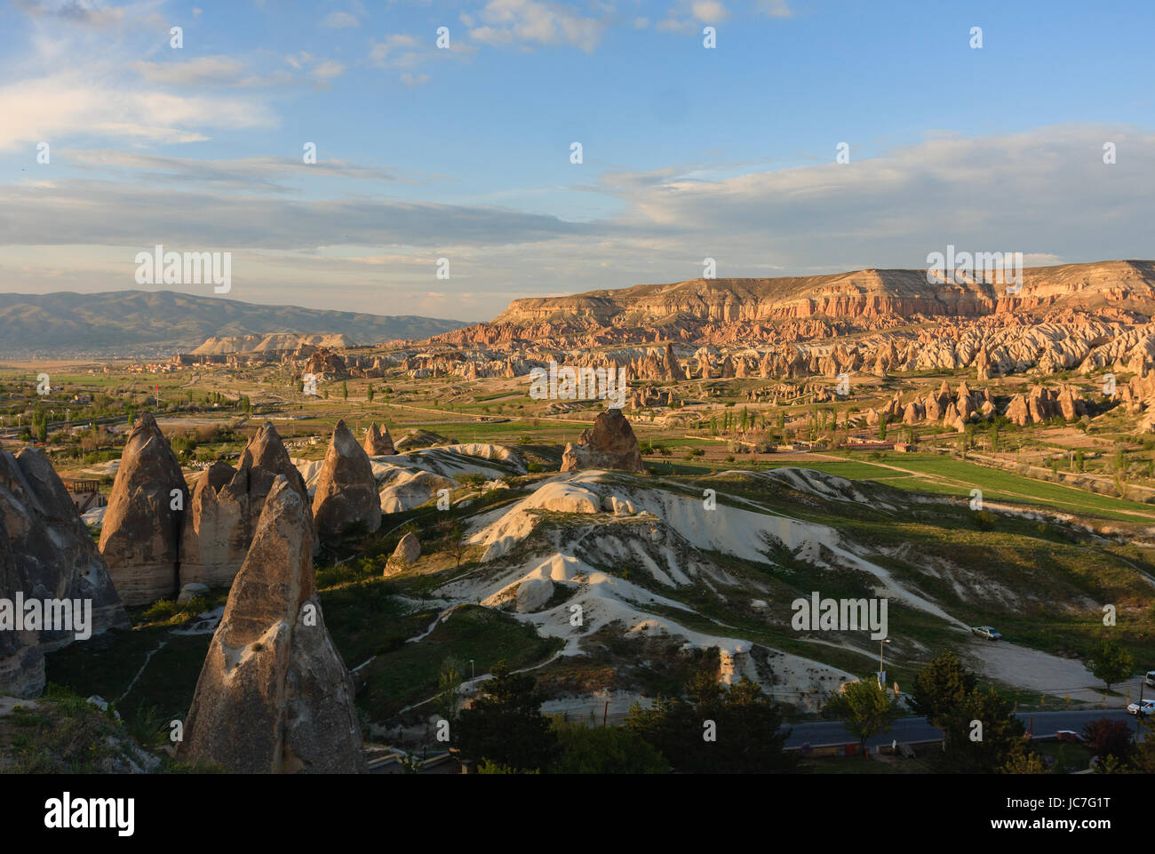 Horizontale Schuß von Tal mit Feenkamine in Kappadokien Stockfoto