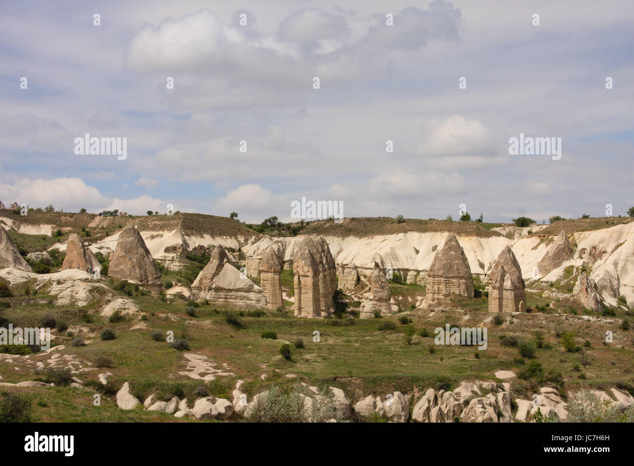 Horizontalen Schuss der Feenkamine in Kappadokien an bewölkten Tag erschossen Stockfoto