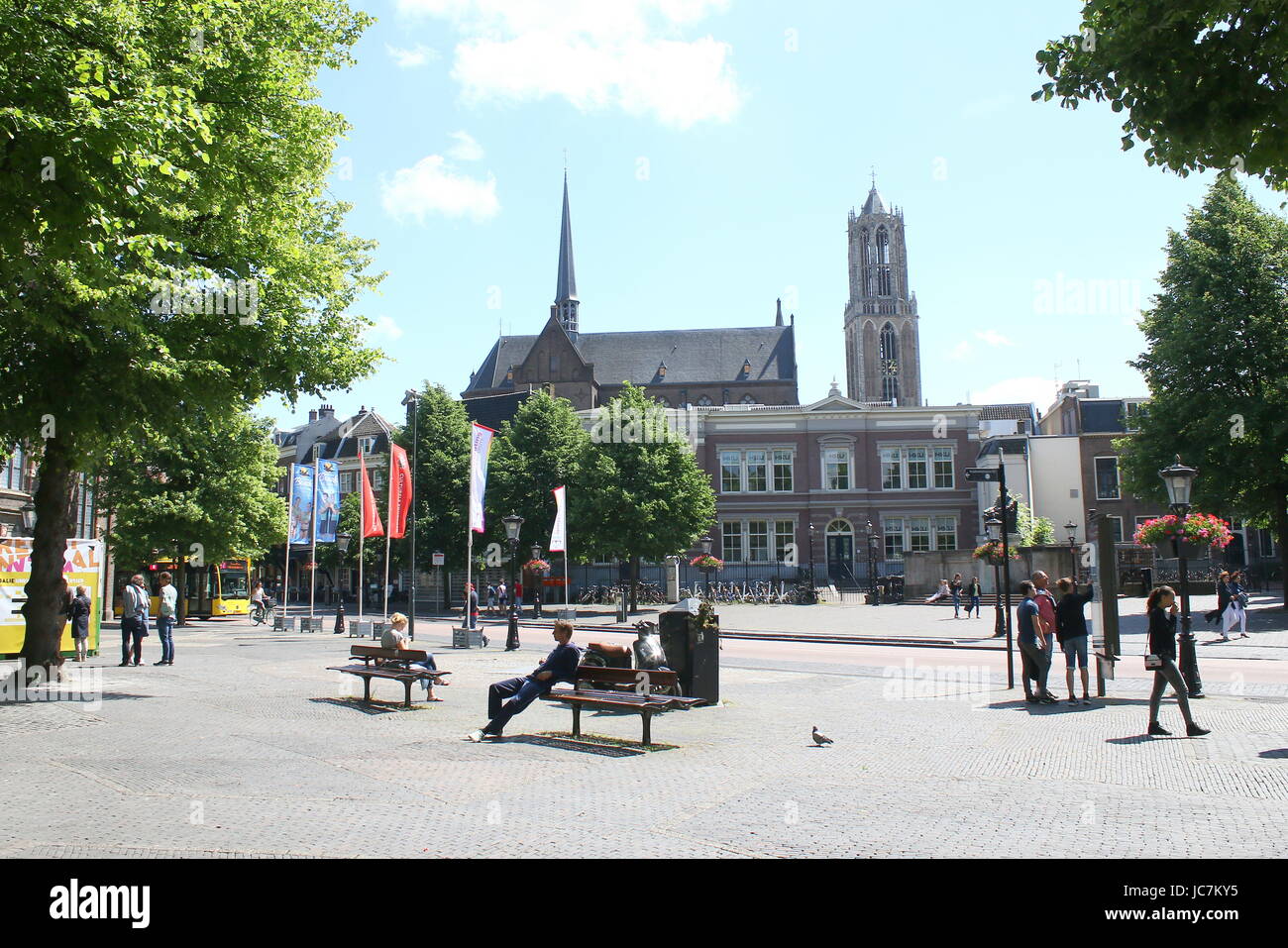Mittelalterliche Janskerkhof Platz im zentralen Utrecht, die Niederlande, mit Blick auf Dom & Turm der Kirche. Stockfoto
