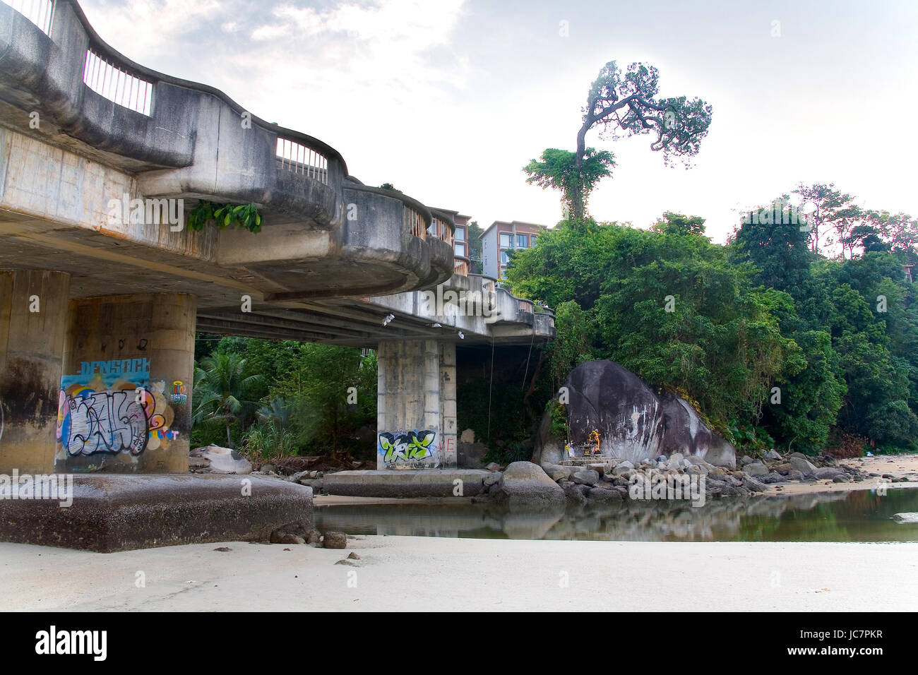 Phuket, Thailand, 2. Februar 2017: Eine Brücke über den Fluss in der Nähe von dem Strand von Patong. Stockfoto